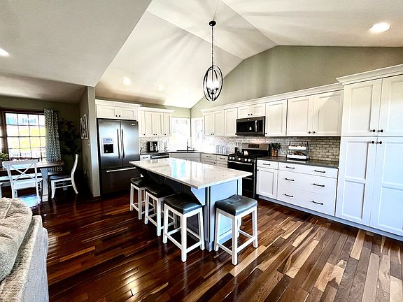5th image of 50 Applewood Dr