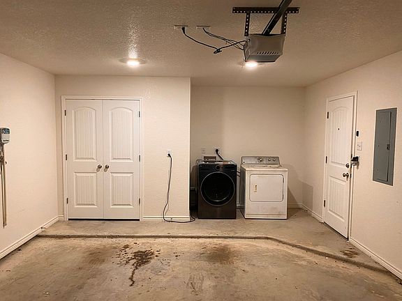 3rd image of 909 E Mary Jane Dr