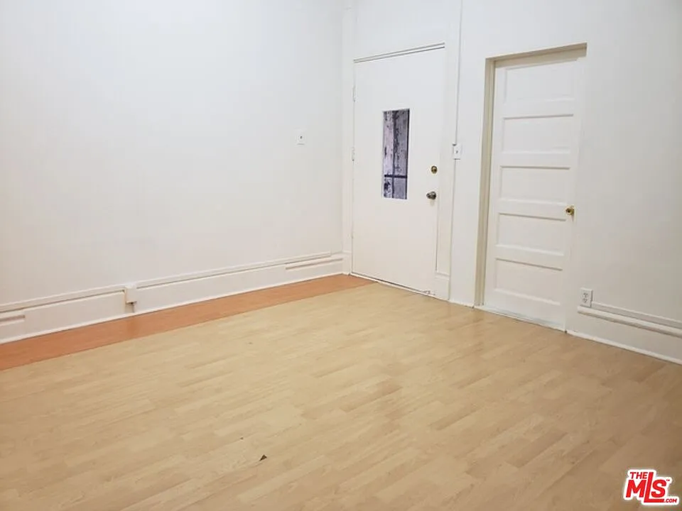 2 bed, 2.0 bath, 900 sqft, $2,400 — Photo 2