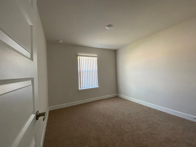 564 NW Oakmont Way — Photo 8