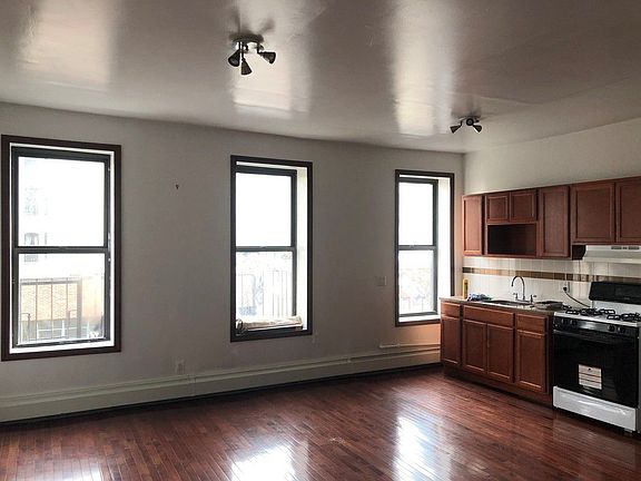 5th image of 121 Essex St APT 2