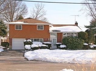 14 4th Pl, Syosset, NY 11791