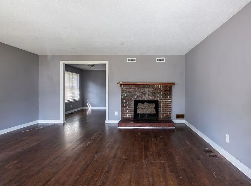 3 bed, 1.0 bath, 1218 sqft, $1,110 — Photo 3