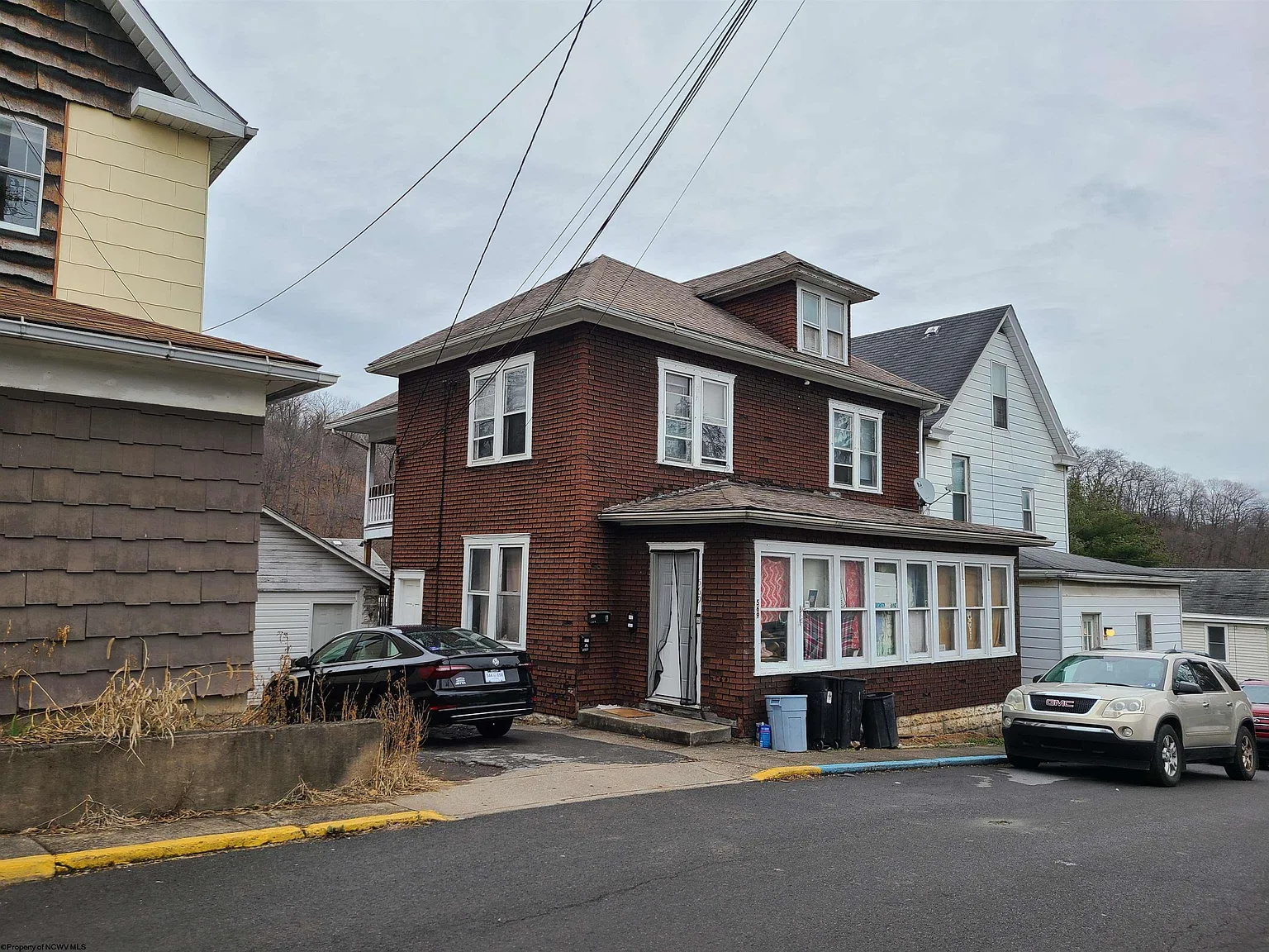 569 Clark St photo 1