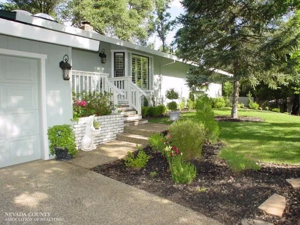 23748 Maple Ct, Auburn, CA 95602