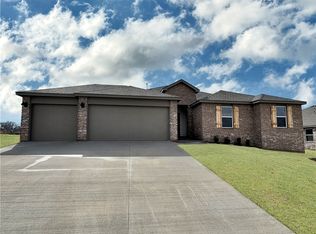 1071 Pebble Dr, Prairie Grove, AR 72753