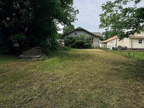 5th image of 918 Holly St