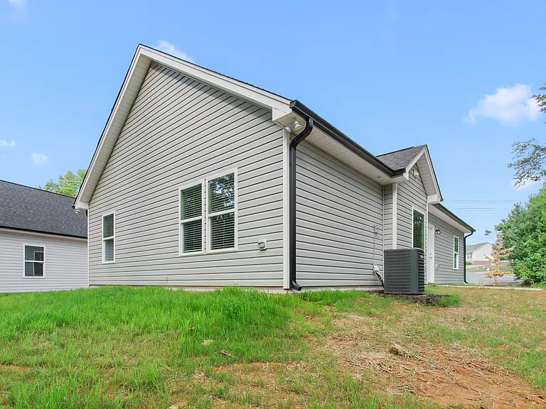 687 N Manning Ave — Photo 28