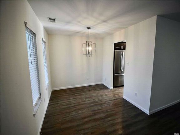 5th image of 218 Elton Ct W