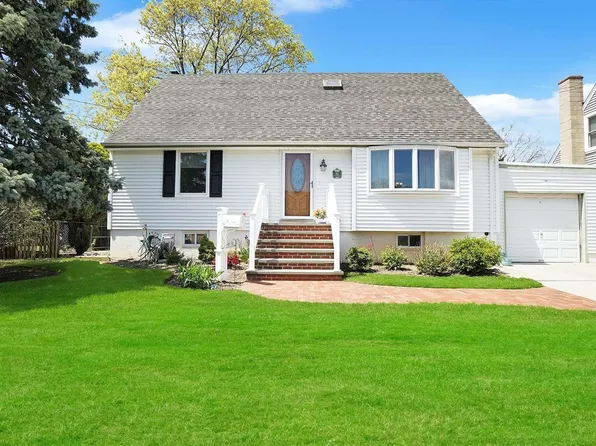 80 Philadelphia Avenue, Massapequa Park, NY 11762