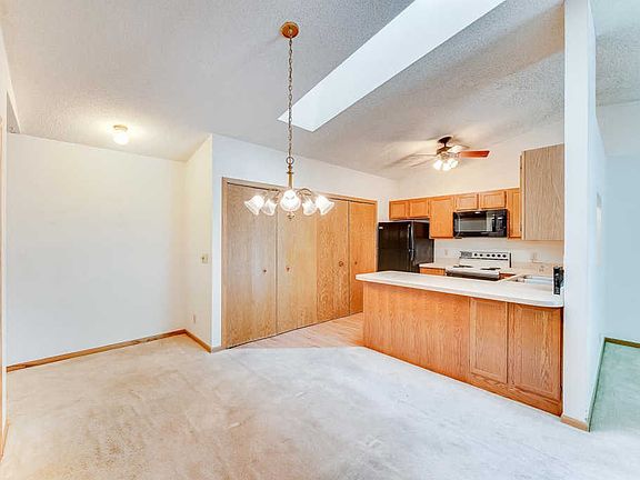 5th image of 2457 Grenadier Ave N