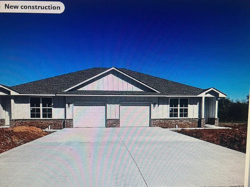 1700 & 1702 E Creek Dr
