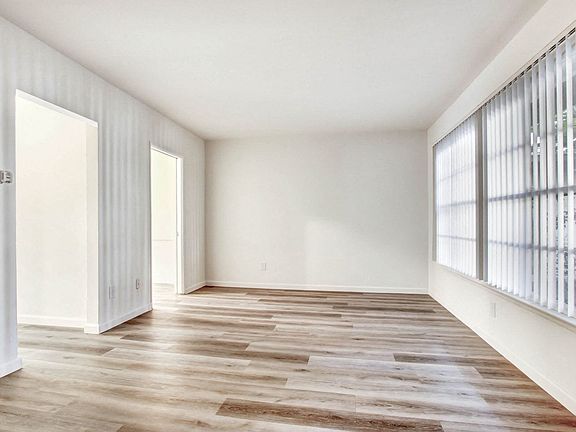 3rd image of 132 N Oxford Ave #4888559