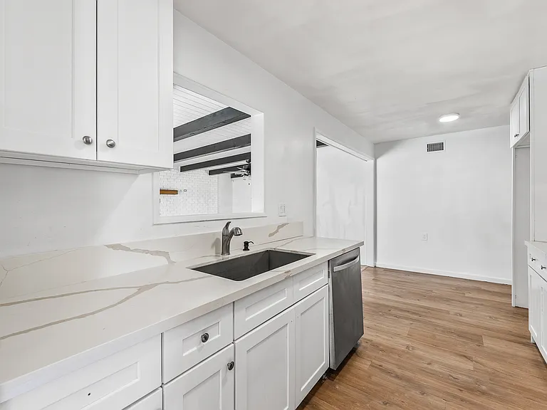 442 Lightcap St — Photo 10