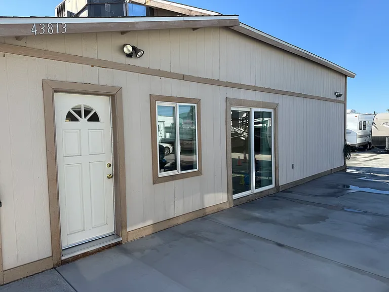43813 Sierra Hwy — Photo 2