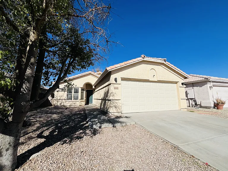 7332 N 70th Dr — Photo 1