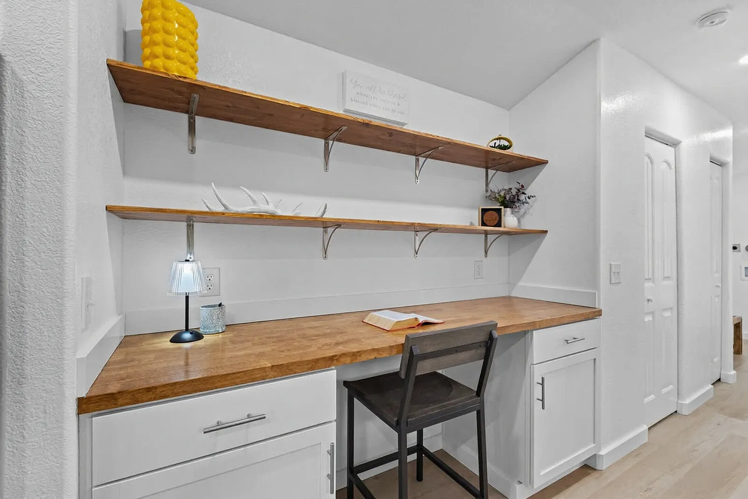 1 bed, 1.0 bath, 893 sqft, $2,358 — Photo 3