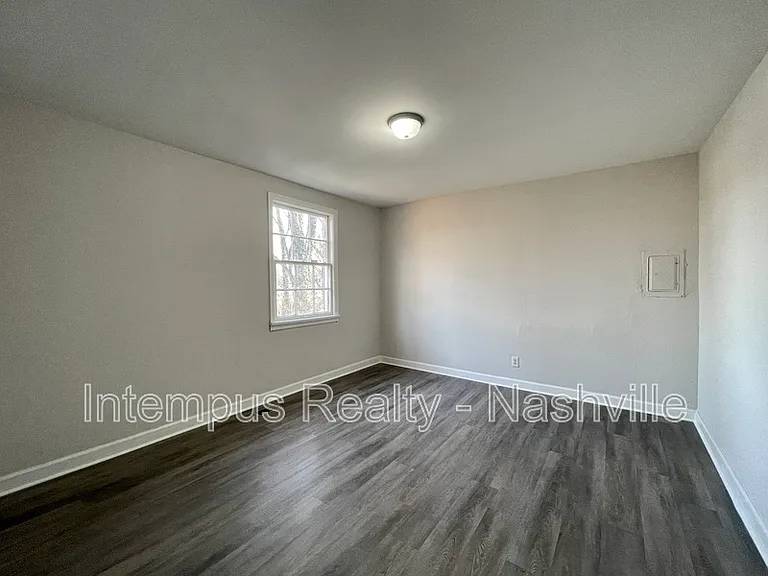 109 W Trinity Ln — Photo 16