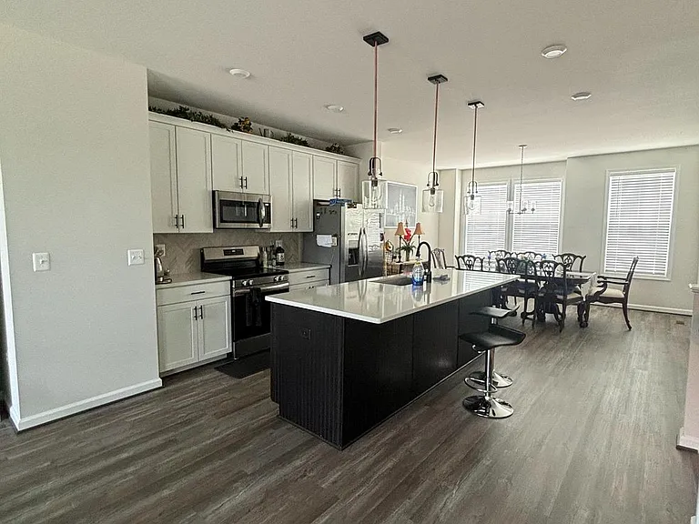 4105 Bolton Ct — Photo 6