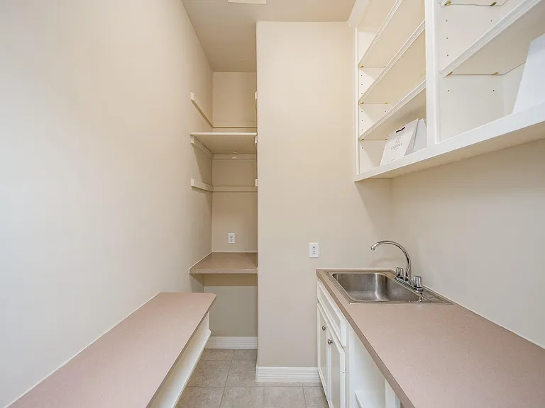 718 Roy St — Photo 22