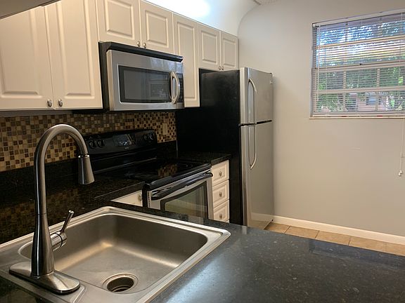4th image of 10345 NW 8th St #201