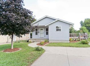1220 21st Ave SW, Cedar Rapids, IA 52404