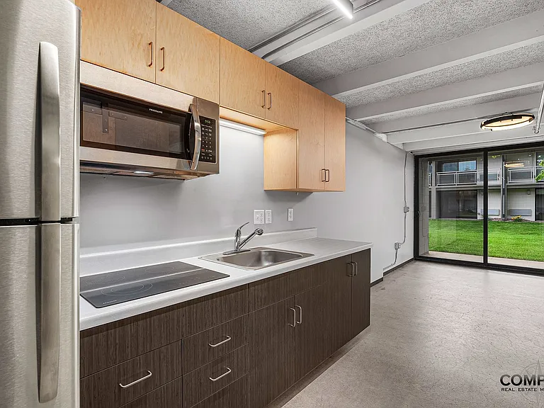 The Howard Apartments — Photo 5