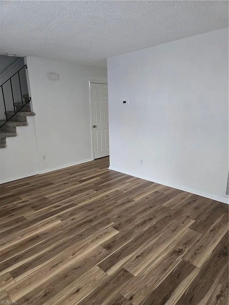 3 bed, 1.5 bath, 1200 sqft, $1,700 — Photo 3