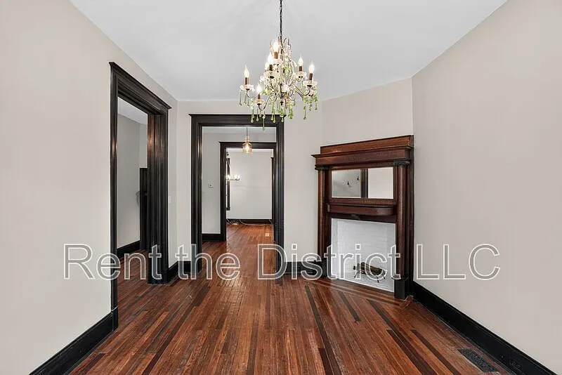 6 bed, 4.5 bath, 2689 sqft, $7,595 — Photo 4
