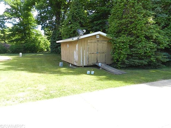 3rd image of 4441 Greenwood Dr