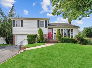 109 Colony Ln, Syosset, NY 11791