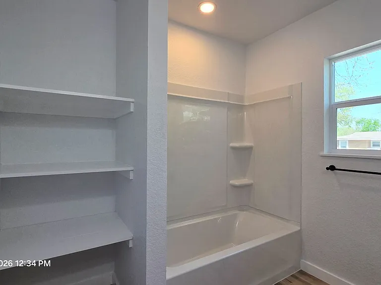 2530 W Woodlawn Ave — Photo 14