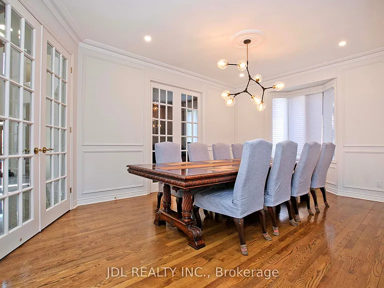 53 Aldershot Cres — Photo 8