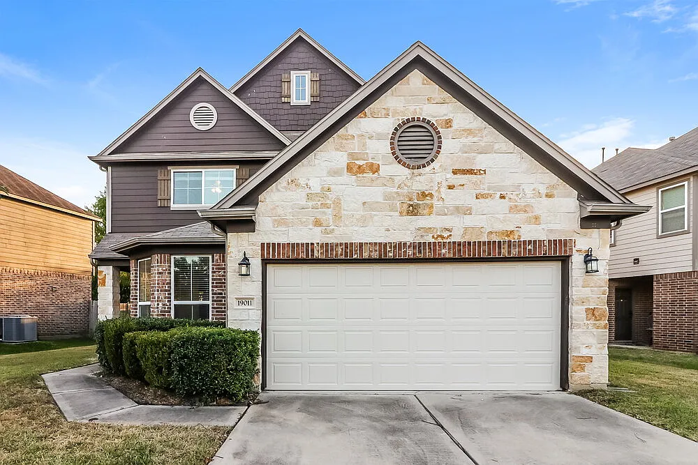 4 bed, 3.0 bath, 2500 sqft, $2,450 — Photo 1