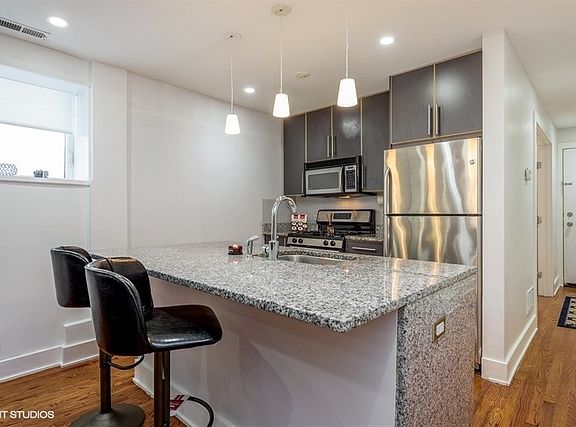 4th image of 1625 W Ainslie St