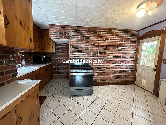 2nd image of 2 Cottage Cir #1
