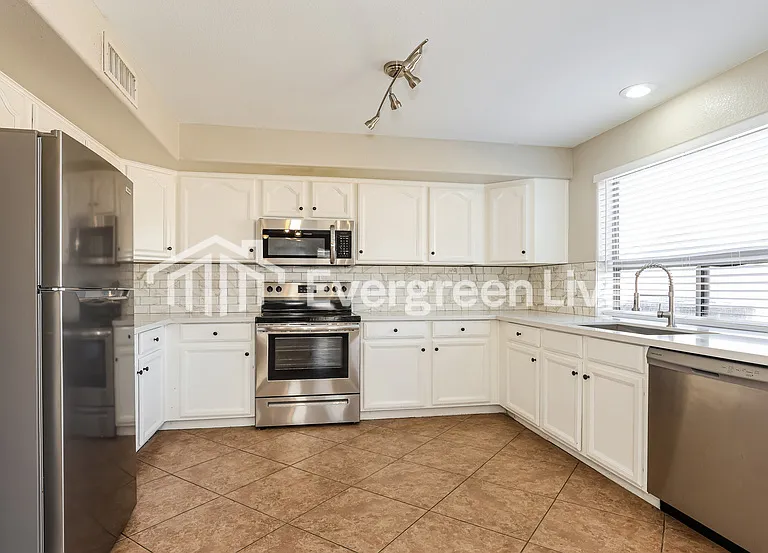 12432 W San Miguel Ave — Photo 5