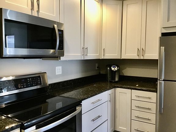 Newer Kitchen Loads of cabinets!