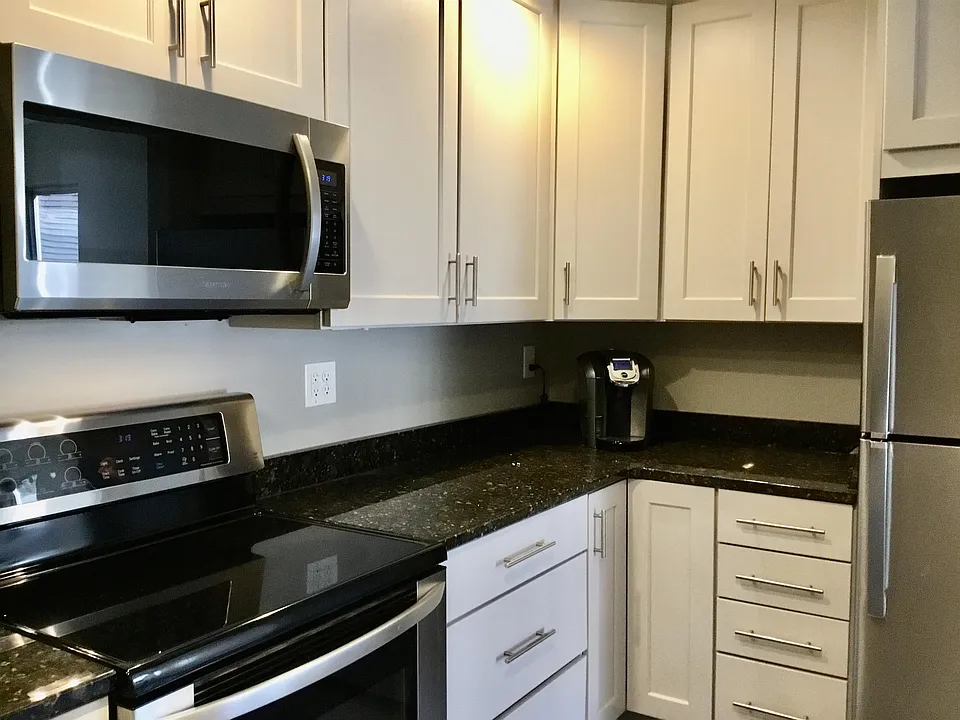 Newer Kitchen Loads of cabinets!