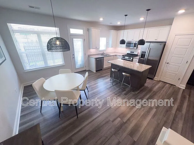 3 bed, 2.5 bath, 1688 sqft, $1,795 — Photo 3