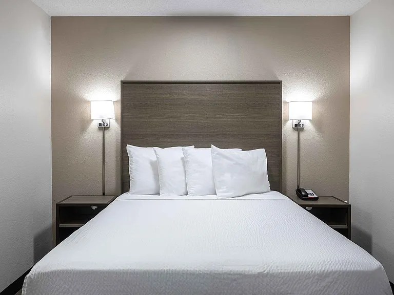 1 Bedroom Suite - 1 Queen Bed