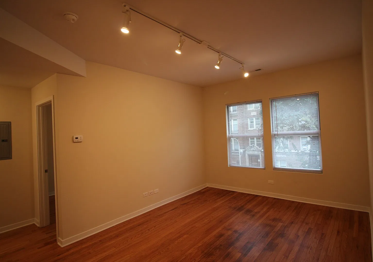 6971 N Greenview Ave — Photo 2