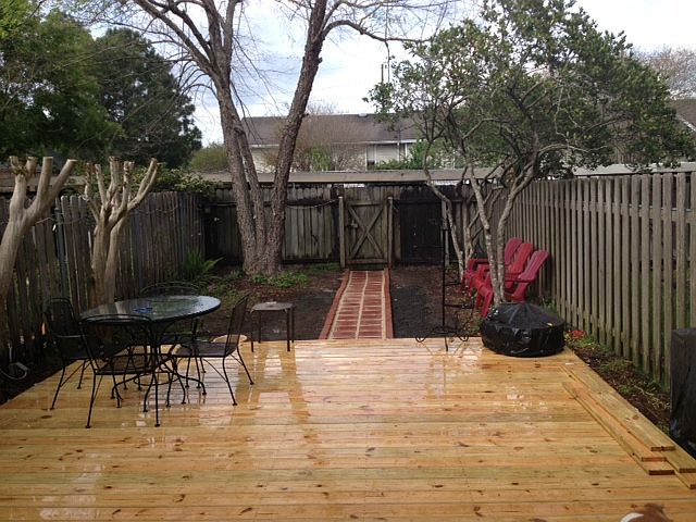 Deck/Fenced-In yard