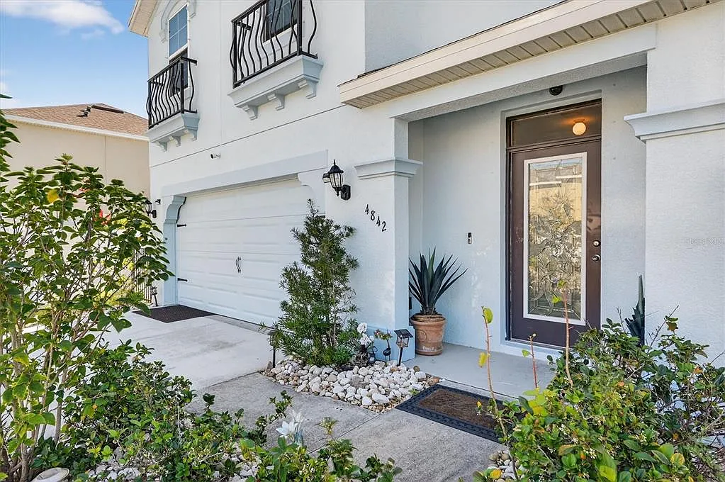 5 bed, 3.0 bath, 2520 sqft, $2,850 — Photo 3