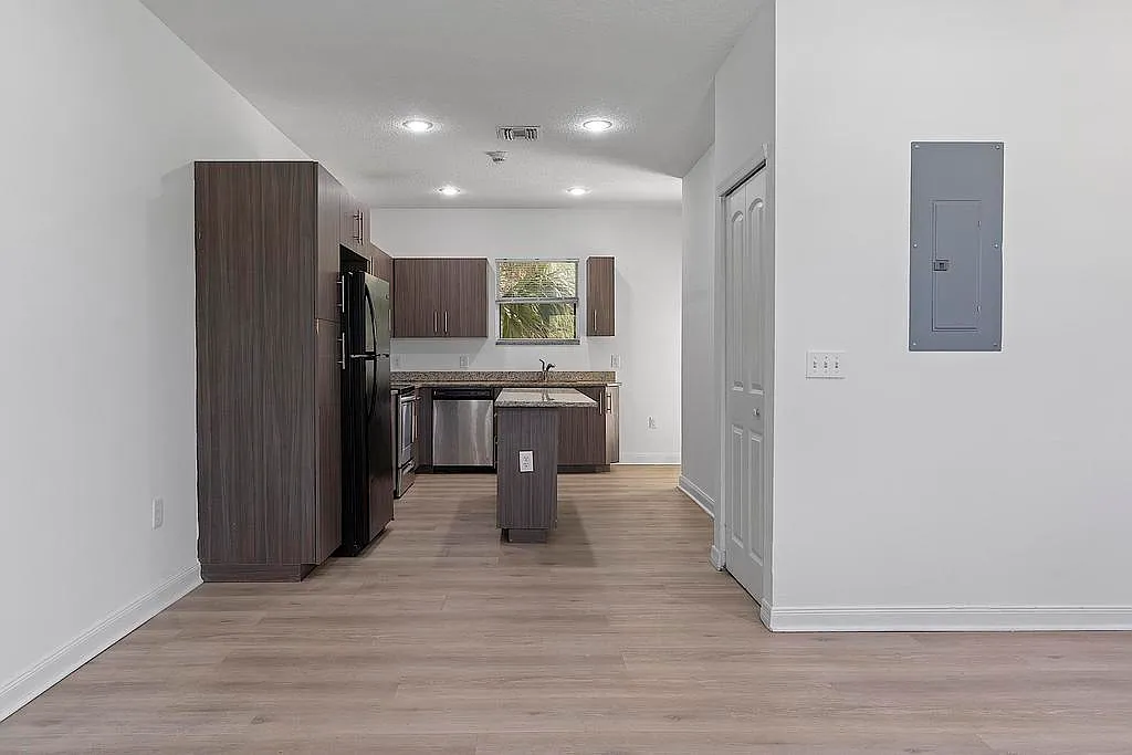 2 bed, 2.0 bath, 775 sqft, $2,200 — Photo 2