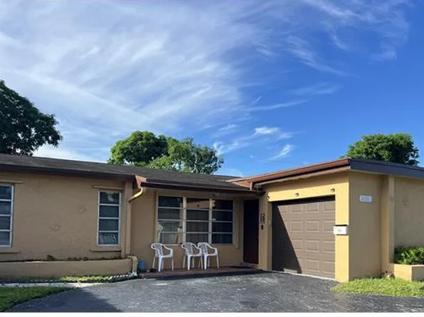 8626 W Long Acre Dr, Hollywood, FL 33025