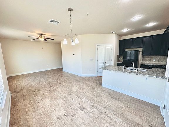 5th image of 2216 Creekside Ln APT C