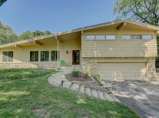 7921 N Fairchild Rd, Fox Pt, WI 53217