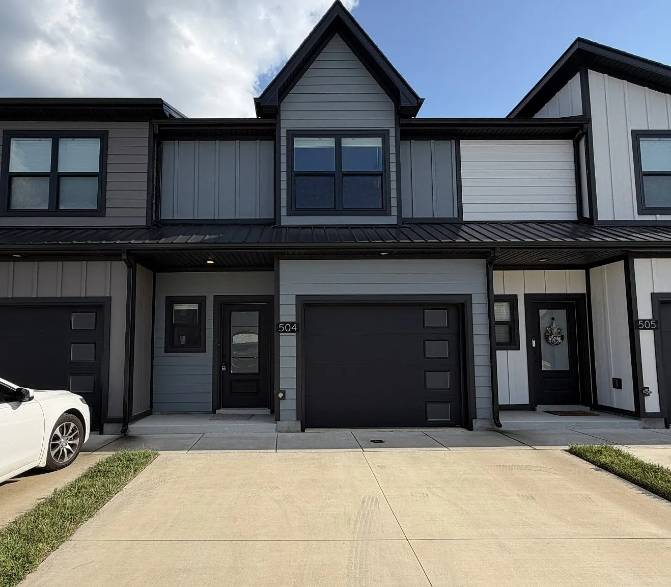 2 bed, 2.5 bath, 1292 sqft, $1,430 — Photo 1