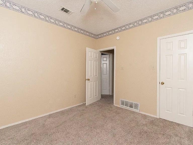 2304 Iowa Dr — Photo 19